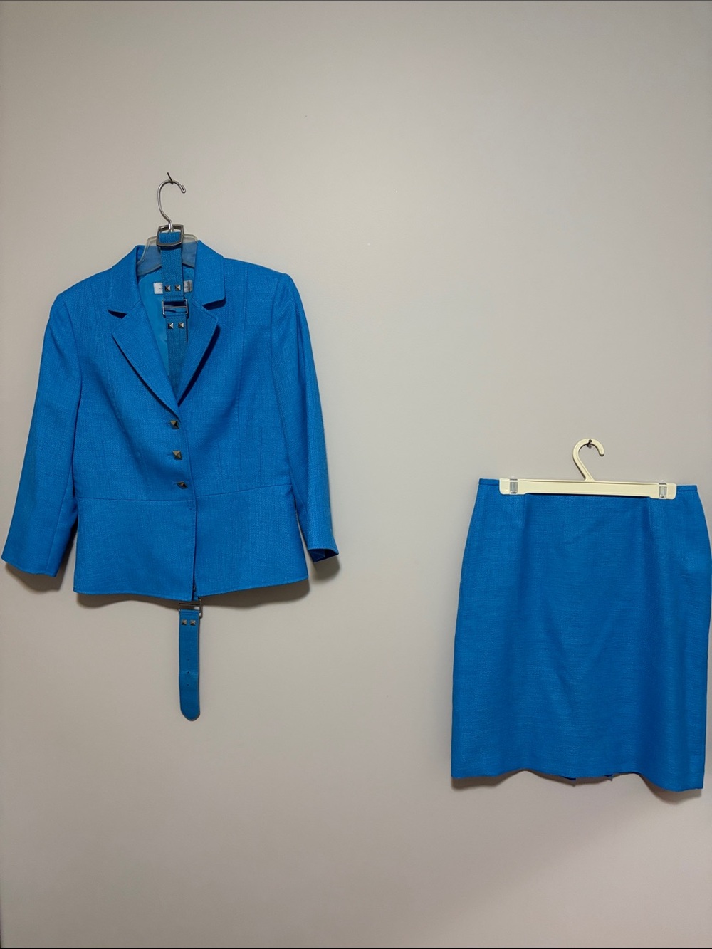 Tahari Classic Women's Blue Tailored Blazer and Skirt Set
